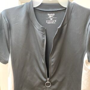 Women’s size M Reebok zip-up cropped short sleeve excercise shirt EUC